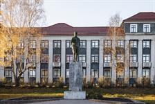 Памятник Кирову  в Медвежегорске