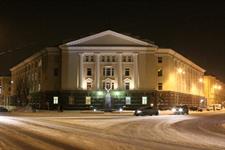 Здание без герба, но памятник уже стоит